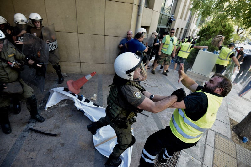 Χημικά από τα ΜΑΤ στους μεταλλωρύχους στο υπουργείο Περιβάλλοντος (βίντεο)